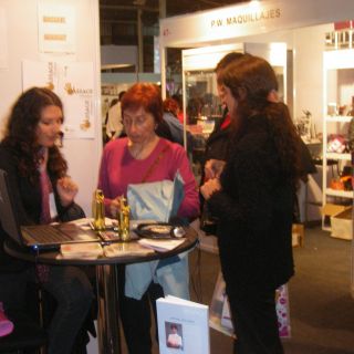 2009-Viviana Zofrillo y Lucía Bravo en el stand de la Expo